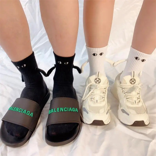 Magnetic Hand Holding Matching Socks for Couples (1 Pair, Black or White, Unisex)
