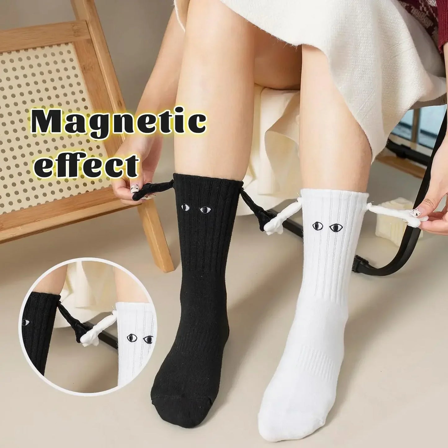 Magnetic Hand Holding Matching Socks for Couples (1 Pair, Black or White, Unisex)