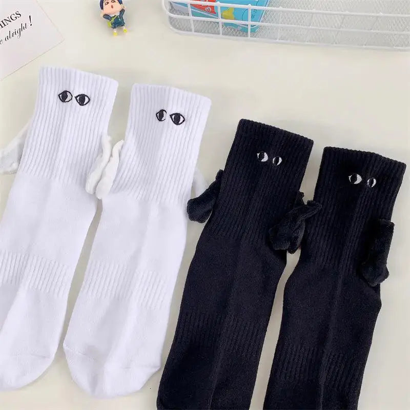 Magnetic Hand Holding Matching Socks for Couples (1 Pair, Black or White, Unisex)